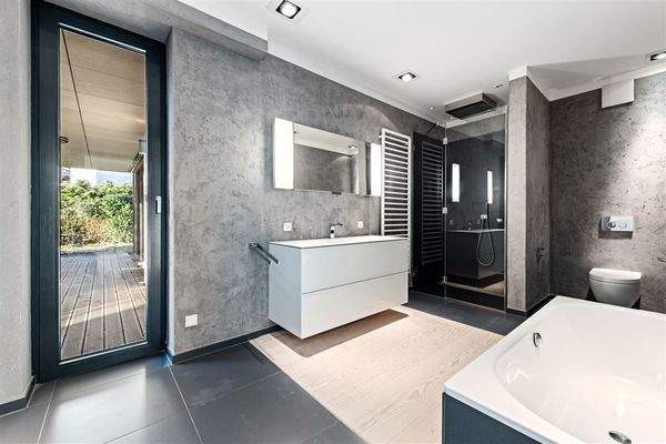 Bad mit Dusche und Badewanne