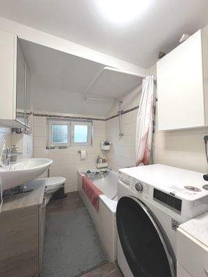 Tageslichtbad mit Wanne