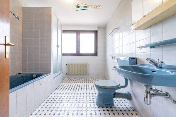 DG - Badezimmer mit Badewanne und Dusche