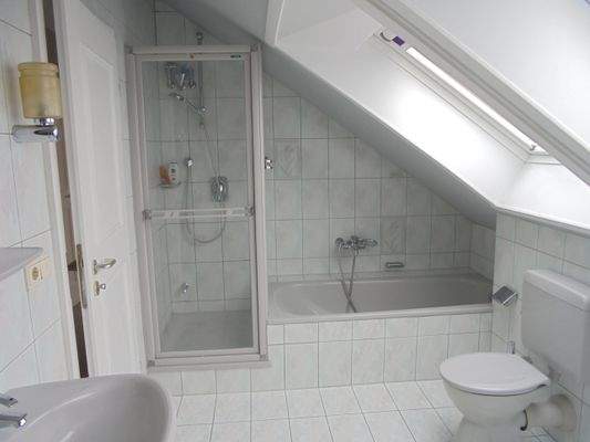 OG Bad mit Wanne und Dusche