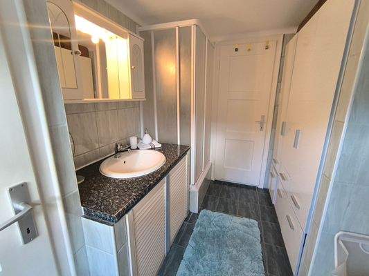 großes Badezimmer mit Dusche