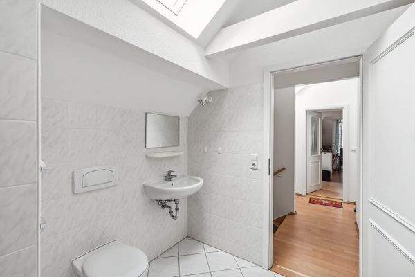 Bad im Dachgeschoss mit Blickrichtung zum Flur