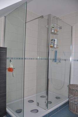 Geräumige Dusche