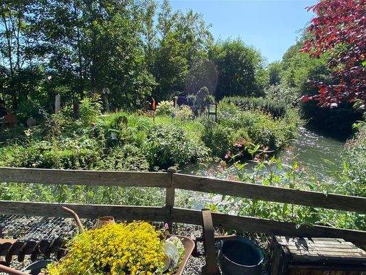 idyllischer Garten am Wehr