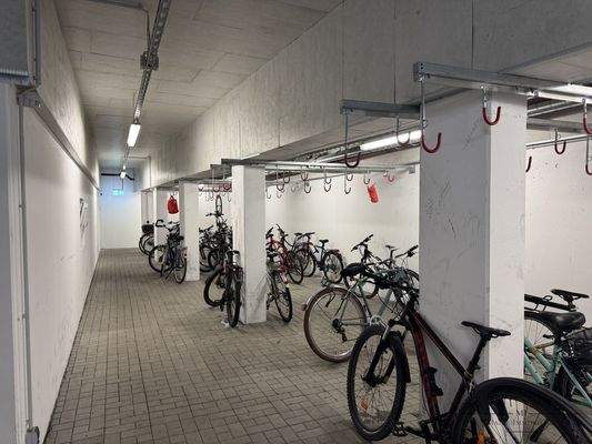 Großzügiger Fahrradraum