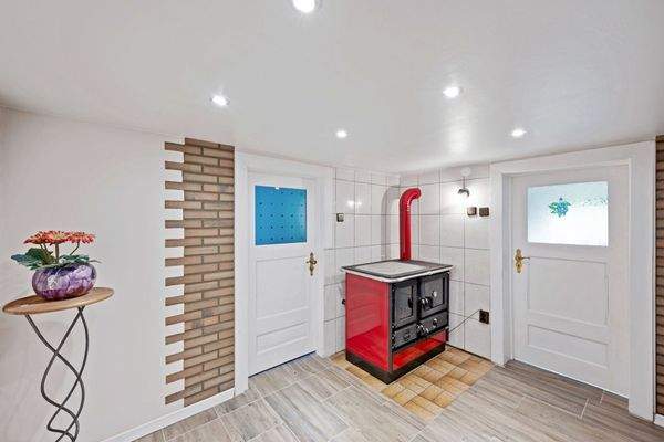 Wasserführender Holz-Festbrennstoffofen im Souterrain