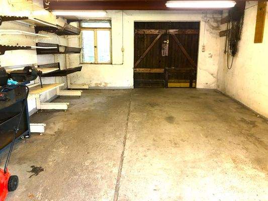 Hauptgarage mit Carport ca 30 m² groß