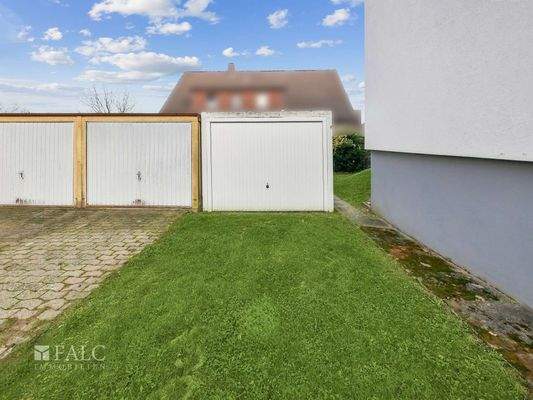 rechte Garage im KP enthalten