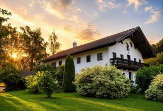 Idyllische Landhausstimmung im Sonnenuntergang