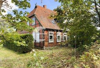 Norddeutsche Fachwerkarchitektur inmitten gewachsener Gartenlandschaft