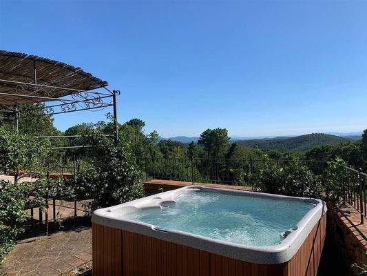 Terrasse-mit-Whirlpool