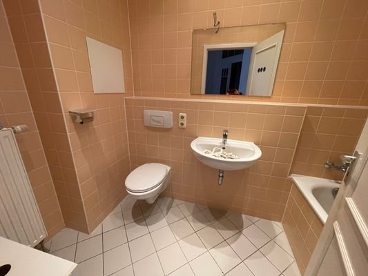 Bad mit Wanne.JPG