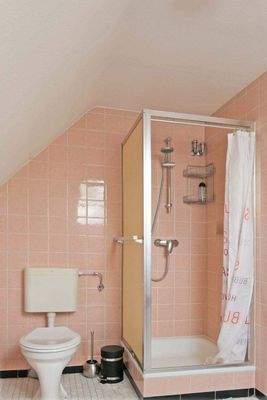 Bad mit Duschkabine und WC