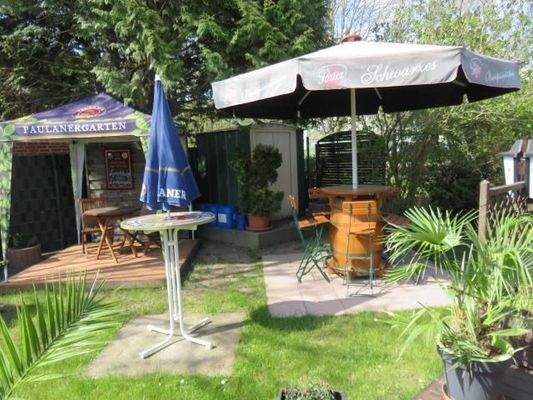 Weitere Außenterrasse mit Stehtisch