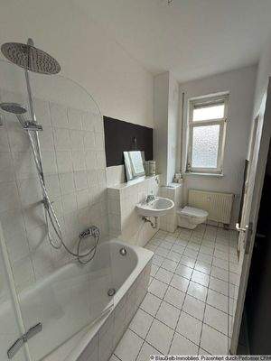 Tageslichtbad mit Wanne