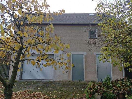 Nebengelass mit Garage