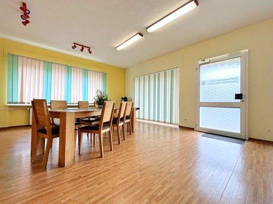 geräumige Gewerbeeinheit im Erdgeschoss 