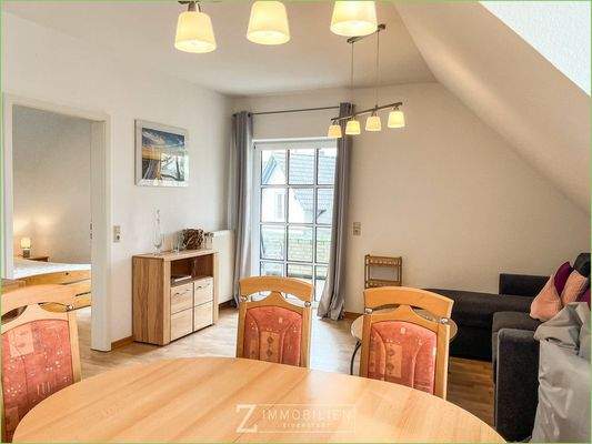 Wohn- und Essbereich mit Balkon 