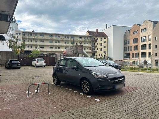 Markierte und nummerierte Stellplätze