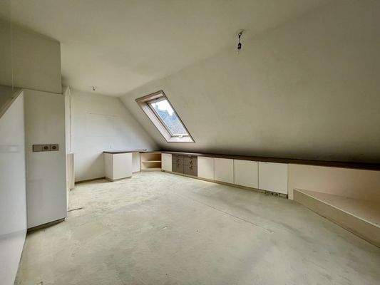 Schlafzimmer mit praktischen Einbauschränken