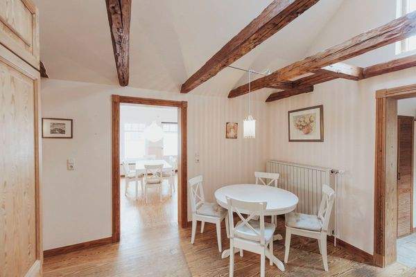 Blick aus der Küche in das Esszimmer