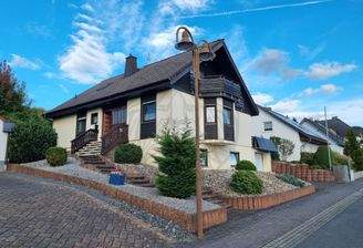 Eingangsbereich und Seitenansicht