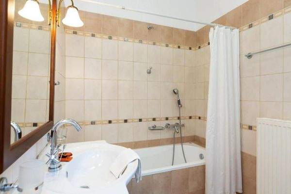 Kreta, Kournas: Spektakuläre Villa mit Tennisplatz nahe des Kournas-Sees zu verkaufen