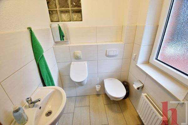 Modernes WC mit Fliesen