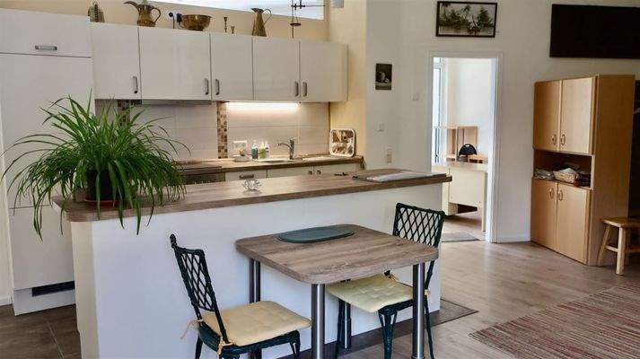 offene Küche mit Blick auf Garderobe