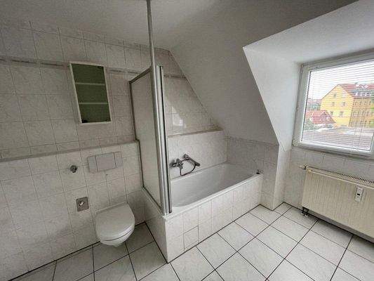 Tageslichtbad mit Wanne