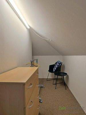 begehbare Abstellkammer mit Stauraum