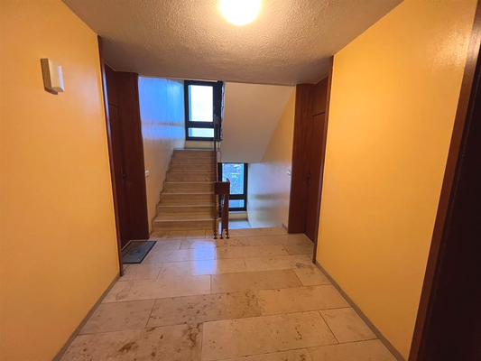 Treppenhaus mit Lift