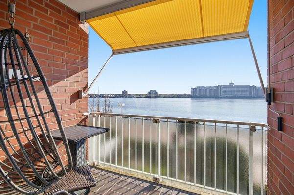 Balkon mit Blick in den Hafen