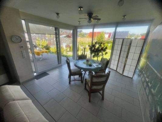 Wohnbereich mit Gartenaussicht