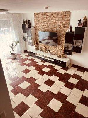 großes Wohnzimmer mit Blick zur Terrasse