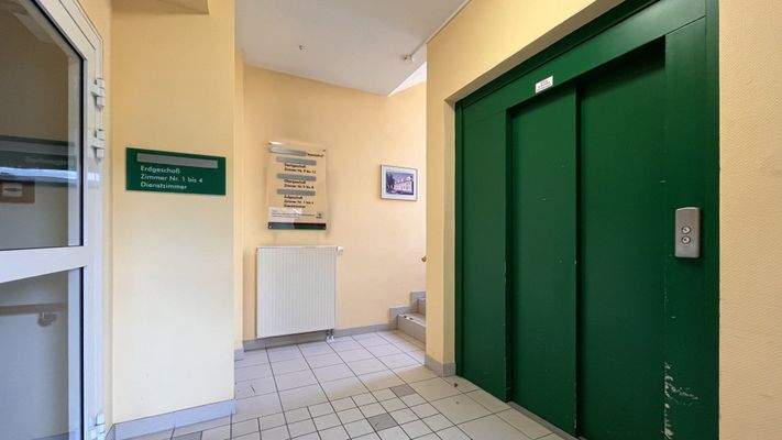 Treppenhaus mit Aufzug