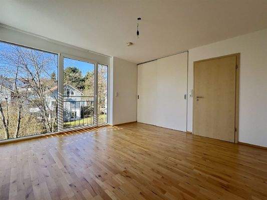 Lichtdurchflutetes Schlafzimmer mit begehbarer Ank