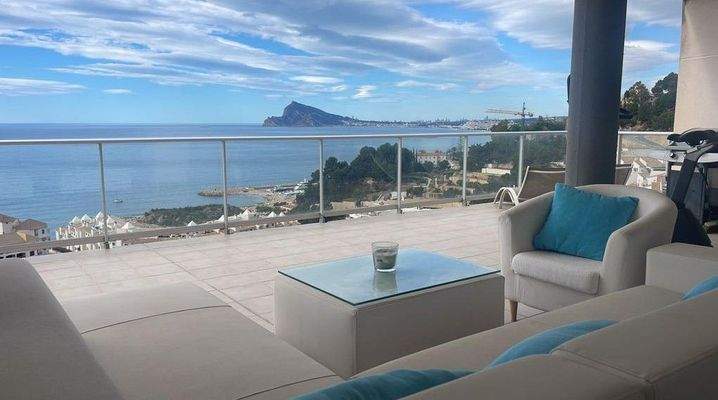 Loggia mit Meeresblick.jpg