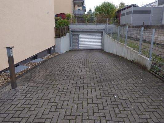 Von der Obenitterstr. Abfahrt in die Tiefgarage