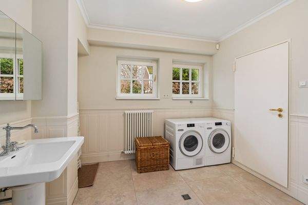 Hauswirtschaftsraum mit Waschmaschinenanschluss.