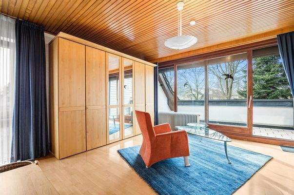 mit großem Dachbalkon