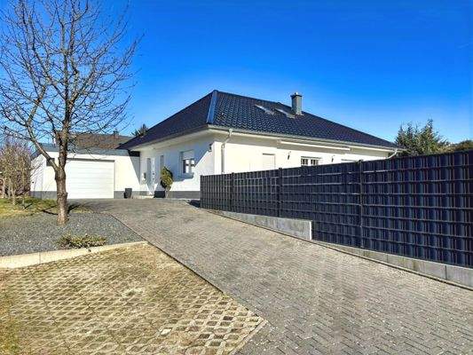 Zuwegung zur Garage und zum Haus mit Blick auf einen Stellplatz für Gäste