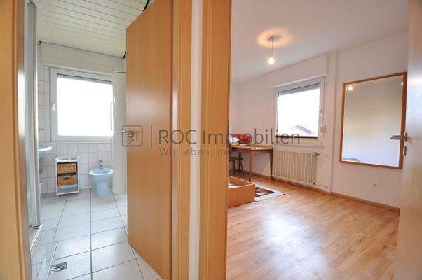 Bad und Arbeitszimmer Erdgeschoss