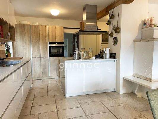 Die großzügig gestaltete Küche vom Eßbereich aus