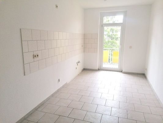 geräumige Küche mit Zugang zum Balkon