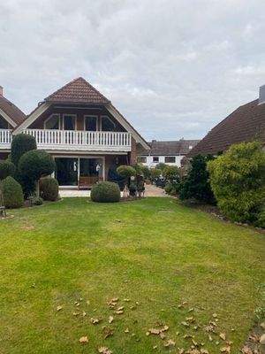 Gartenseite Haus mit Balkon