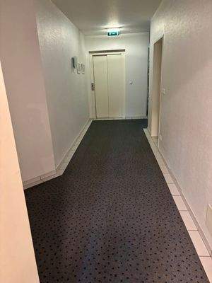 Blick Wohnungstür zum Flur/Personenaufzug