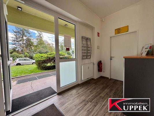 Foyer mit Bürozugang