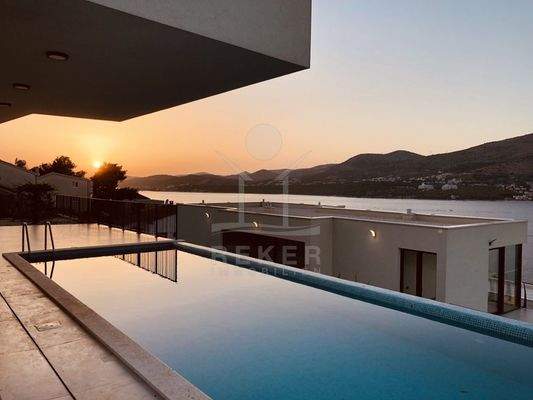 Moderne Villa am Meer in Okrug Donji