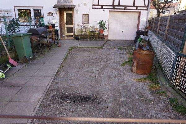 Stellplatz vor dem Haus.JPG